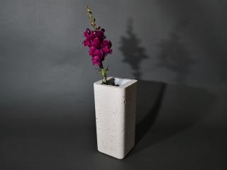 Betonová váza hranatá Barva: šedá