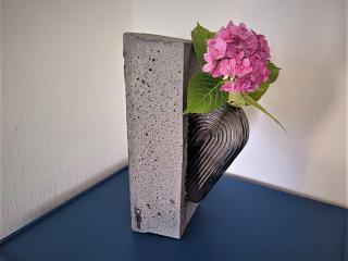 Betonová váza s šedým sklem
