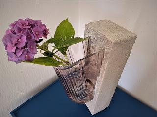 Betonová váza se sklem růžovým