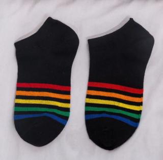 Černé kotníčkové ponožky s duhovým pruhem