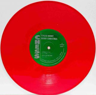 10  Chuck Berry - Berry Christmas (Červený vinyl. Deska je v horším stavu s několika povrchovými oděrkami. Nicméně hraje dobře s výraznějším praskotem v záznamu. Obal v pěkném stavu (bílý, tvrdý, bez potisku).)
