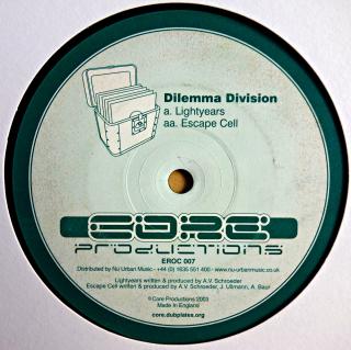 12  Dilemma Division ‎– Lightyears / Escape Cell (Deska je trochu ohraná, vlásenky a drobné oděrky. Mírný praskot v záznamu. Obal v perfektním stavu.)