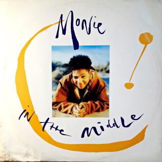 12  Monie Love ‎– Monie In The Middle (Deska v pěkném stavu. Obal mírně poškozený viz foto.)