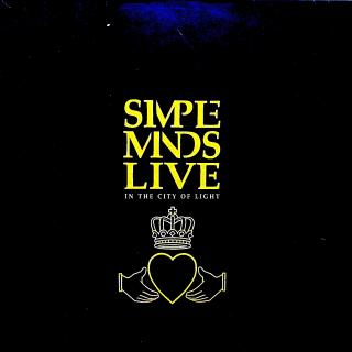 2xLP Simple Minds – Live In The City Of Light (Obě desky jsou v dobrém stavu, mírně ohrané s mnoha jemnými vlásenkami. Hrají bezvadně, výborný zvuk, jen mírný praskot mezi skladbami. Rozevírací obal je v pěkném stavu, pouze velmi lehké stopy používání.)