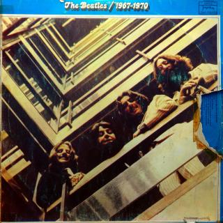 2xLP The Beatles ‎– 1967-1970 (čtěte popis) (Desky jsou hodně ohrané, poseté vlásenkami. Jehla mi neskočila, ale místy výraznější praskot v záznamu. Obal je ve špatném stavu, hodně obnošený a na zadní straně část chybí.)