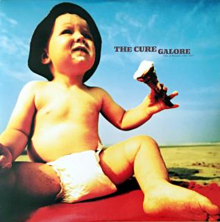 2xLP The Cure ‎– Galore - The Singles 1987-1997 (Včetně obou příloh. Obě desky jsou v pěkném stavu, několik desítek jemných vlásenek. Bezvadný a čistý zvuk. Obal téměř v perfektním stavu, jen velmi lehké stopy používání. Cena není omyl :))