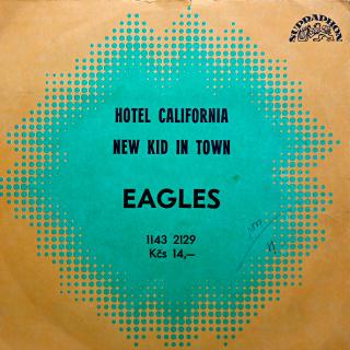 7  Eagles ‎– Hotel California / New Kid In Town (Na desce jemné vlásenky, mírně ohraná. Obal také mírně obnošený.)