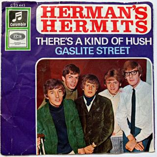 7  Herman's Hermits – There's A Kind Of Hush / Gaslite Street (Deska je hodně ohraná, posetá vlásenkami i mnoho jemných povrchových oděrek. Nicméně hraje stále dobře s mírným praskotem, v tichých pasážích praskot výraznější. Obal je trochu obnošený a pokr