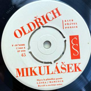 7  Oldřich Mikulášek – Svlékaní Hadů (Deska je trochu ohraná, vlásenky i malé, jemné povrchové oděrky. Hraje dobře s výraznějším praskotem v záznamu. Rozevírací obal je mírně obnošený.)