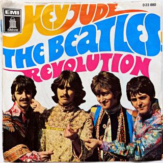 7  The Beatles – Hey Jude / Revolution (Deska je mírně ohraná, jemné vlásenky a velmi jemné povrchové oděrky. Hraje fajn, dobrý zvuk, mírný praskot v tichých pasážích. Obal má natrženou hranu cca 8 cm, potisk je z obou stran pěkný.)