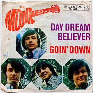 7  The Monkees – Day Dream Believer / Goin' Down (Deska je ohraná, posetá vlásenkami. Hraje velmi dobře s mírným praskotem. Obal je obnošený.)
