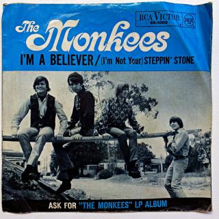 7  The Monkees – I'm A Believer (Deska je hustě posetá vlásenkami i jemnými povrchovými oděrkami. Hraje stále dobře s mírným praskotem. Obal je obnošený a pokrčený viz fotky.)