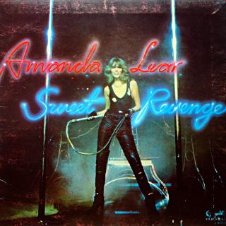 LP Amanda Lear ‎– Sweet Revenge (Deska jen lehce ohraná s jemnými vlásenkami. Mírný praskot v tichých pasážích. Rozevírací obal mírně obnošený.)
