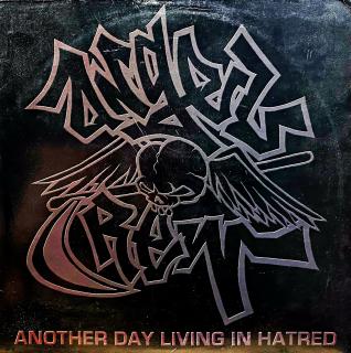 LP Angel Crew – Another Day Living In Hatred (Bílý mramorový vinyl. Včetně přílohy. Deska je v dobrém stavu, jen pár jemných povrchovým oděrek. Hraje fajn, velmi dobrý zvuk, mírný praskot v pasážích mezi skladbami a pár prskanců v nájezdové stopě. Obal je