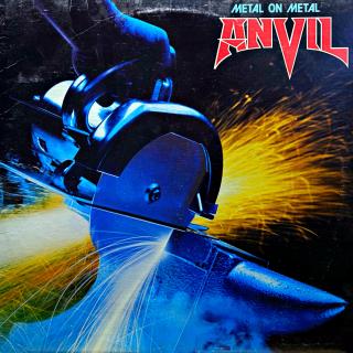 LP Anvil ‎– Metal On Metal (Deska  dobrém stavu, jemné vlásenky a jedna lehká povrchová oděrka. Hraje fajn, bezvadný zvuk, jen potichý šelest mezi skladbami (v záznamu zaniká, už z lisu, nikoliv používáním). Obal jen mírně obnošený. Vnitřní obal má hrany 