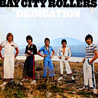 LP Bay City Rollers – Dedication (Deska je v krásném a lesklém stavu, pár jemných vlásenek. Hraje perfektně, výborný a čistý zvuk i v tichých pasážích. Rozevírací obal má dvě oděrky na čelní straně viz foto, kromě toho dobrý stav.)
