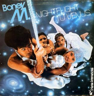 LP Boney M. ‎– Nightflight To Venus (Včetně přílohy (2 x pohled). Deska je v pěkném a lesklém stavu s jemnými vlásenkami. Hraje výborně, bezvadný a čistý zvuk. Rozevírací obal je v dobrém stavu s lehkými povrchovými oděrkami.)