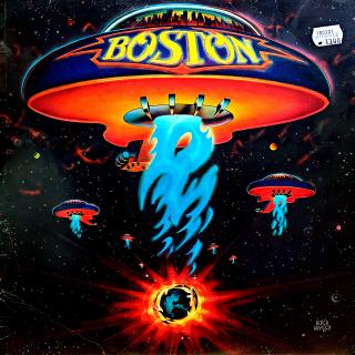 LP Boston – Boston (Na straně B jsou dva výrazné, ale neslyšitelné škrábance. Kromě toho pěkný a lesklý stav. Hraje bezvadně, výborný zvuk. Obal je pěkný, lehké stopy používání a cenovka na čelní straně.)