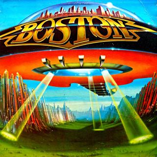 LP Boston ‎– Don't Look Back (Deska je mírně ohraná, mnoho jemných vlásenek. Hraje fajn, výborný a čistý zvuk, jen mírný praskot mezi skladbami a výraznější praksot v nájezdové stopě. Rozevírací obal má dvě oděrky uvnitř viz foto, jinak dobrý stav. Orig. 