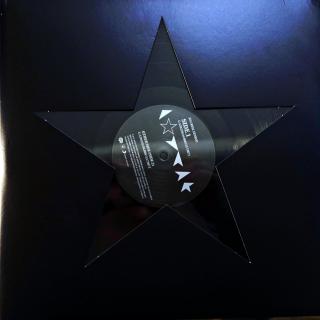 LP David Bowie ‎– ★ (Blackstar) (Vložena knížka. Rozevírací obal. Deska je ve velmi dobrém stavu. Obal má naražený roh 3cm. Kromě toho super stav.)