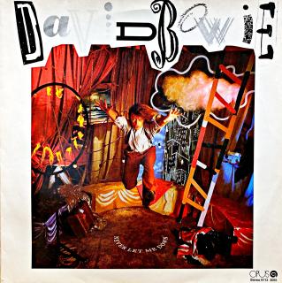 LP David Bowie – Never Let Me Down (Deska je v krásném a lesklém stavu s několika ultra-jemnými vlásenkami pod ostrým světlem. Bezvadný a čistý zvuk i v pasážích mezi skladbami, pouze mírný praskot v nájezdové stopě. Obal je v perfektní kondici, jen velmi
