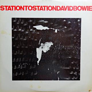 LP David Bowie ‎– Station To Station (Deska lehce ohraná, jemné vlásenky. Hraje fajn, jen mírný praskot v tichých pasážích. Na čelní straně obalu menší skvrny viz foto. Kromě toho v dobrém stavu.)