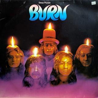 LP Deep Purple ‎– Burn (Deska je trochu ohraná s jemnými vlásenkami. Hraje fajn, dobrý zvuk, mírný praskot v pasážích mezi skladbami. Obal je v pěkném stavu, lehce obnošený.)