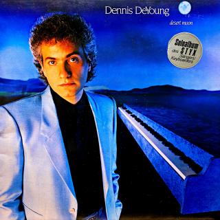 LP Dennis DeYoung – Desert Moon (Deska je v pěkném a lesklém stavu, lehce ohraná s velmi jemnými vlásenkami. Hraje bezvadně, výborný a čistý zvuk, jen mírný praskot na začátku. Obal je lesklý a v perfektní kondici. Orig. vnitřní obal s potiskem.)
