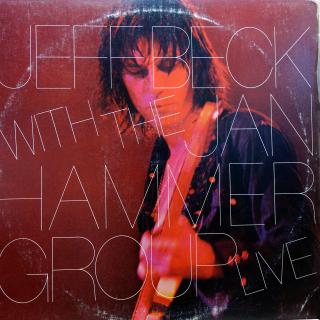 LP Jeff Beck With The Jan Hammer Group ‎– Live (Deska je v pěkném stavu, jen lehce ohraná s jemnými vlásenkami a dvěma malými jemnými oděrkami. Zvuk je velmi dobrý, mírný praskot v pasážích mezi skladbami. Obal mírně obnošený.)