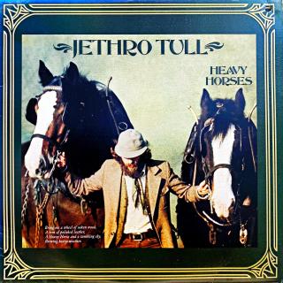 LP Jethro Tull ‎– Heavy Horses (Deska je pěkná a lesklá, jen lehce ohraná s jemnými vlásenkami a několika velmi jemnými povrchovými oděrkami. Hraje bezvadně, výborný zvuk, pouze mírný praskot mezi skladbami. Obal v perfektní kondici. Vnitřní obal s potisk