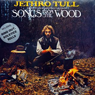 LP Jethro Tull ‎– Songs From The Wood (Deska je v pěkném stavu, jen malé a lehké stopy používání. Má nezvykle matný povrch, pravděpodobně už z lisu. Hraje fajn, mírný praskot v tichých pasážích. Obal má proseknutý hřbet cca 5 cm, potisk je z obou stran ve