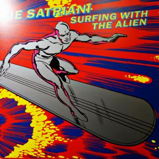 LP Joe Satriani ‎– Surfing With The Alien (Deska mírně ohraná, jemné vlásenky..)