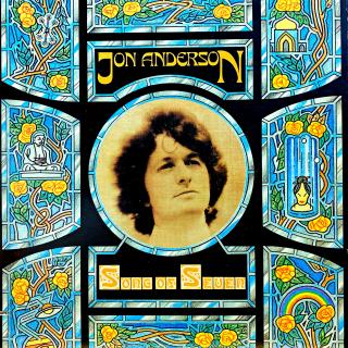 LP Jon Anderson – Song Of Seven (Deska je v pěkném a lesklém stavu, pouze jemné vlásenky. Hraje výborně, bezvadný a čistý zvuk. Obal je lesklý a v perfektní kondici, jen malý výsek (import). Orig. vnitřní obal s potiskem má proseknuté hrany.)