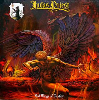 LP Judas Priest ‎– Sad Wings Of Destiny (Deska je trochu ohraná, mnoho jemných vlásenek. Hraje fajn, dobrý zvuk, mírný praskot v tichých pasážích. Obal je pěkný a lesklý s drobnými oděrkami na hranách.)