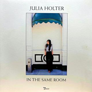 LP Julia Holter – In The Same Room (čtěte popis) (Pouze druhá deska z původního 2LP.  Je na ní pár jemných vlásenek a jedna malá oděrka. Zde je asi minutu slyšet mírný praskot. Rozevírací obal je v krásném stavu.)