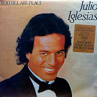 LP Julio Iglesias ‎– 1100 Bel Air Place (Včetně přílohy (4 strany). Deska i obal jsou v pěkném stavu, jen velmi lehké stopy používání.)
