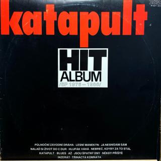 LP Katapult ‎– Hit Album (Deska je mírně ohraná, jemné vlásenky a pár drobných povrchových oděrek. V jednom místě jsou několik otáček slyšet mírné lupance, ale jinak stále velmi dobrý a čistý zvuk i v tichých pasážích. Obal taky jen mírně obnošený.)