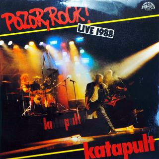LP Katapult ‎– Pozor, Rock! Live 1988 (Deska je v krásném a lesklém stavu s několika vlásenkami. Hraje skvěle, výborný a čistý zvuk i v pasážích mezi skladbami. Obal je velmi pěkný a lesklý.)
