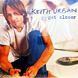 LP Keith Urban – Get Closer (Deska je na okraji mírně zvlněná, ale na přehrávání to nemá vliv. Kromě toho velmi pěkný a lesklý stav. Rozevírací obal je taky lesklý a v perfektní kondici.)