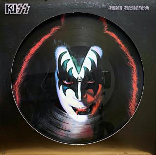 LP Kiss, Gene Simmons – Gene Simmons (Vinyl s grafikou. Deska je v krásném a lesklém stavu, pouze velmi lehké stopy používání. Hraje bezvadně, výborný a čistý zvuk i v pasážích mezi skladbami. Obal je lesklý a v perfektní kondici.)