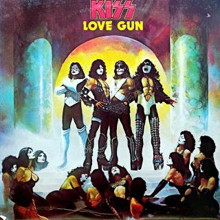 LP Kiss ‎– Love Gun (Včetně přílohy i orig. vnitřní obal s potiskem viz foto. Deska je v krásném a lesklém stavu, velmi jemné stopy používání. Hraje bezvadně, výborný zvuk, pouze mírný praskot mezi skladbami. Obal je pěkný, lehké oděrky na hranách a ustři