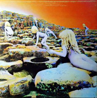 LP Led Zeppelin ‎– Houses Of The Holy (Na desce hodně jemných vlásenek. V pasážích mezi skladbami slyšitelný mírný šum a praskot. Rozevírací obal jen mírně obnošený. Horní hrana zadního křídla je asi 10cm zalepená páskou s přesahem 1cm na každou stranu.)