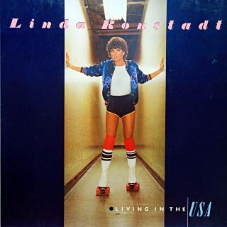 LP Linda Ronstadt ‎– Living In The USA (Na desce jedna malá oděrka, zde je asi šest otoček slyšet chrastění. Rozevírací obal v pěkném stavu, jen drobné stopy používání.)