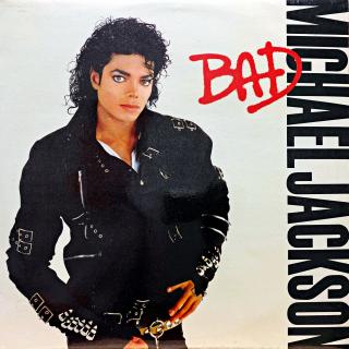 LP Michael Jackson ‎– Bad (Deska je v dobrém a lesklém stavu, jen lehce ohraná s jemnými vlásenkami a několika velmi jemnými povrchovými oděrkami. Hraje výborně, čistý zvuk. Obal je lesklý a v perfektní kondici. Orig. vnitřní obal s potiskem.)