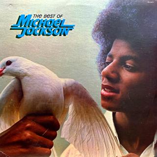 LP Michael Jackson ‎– The Best Of Michael Jackson (Deska jen mírně ohraná s jemnými vlásenkami. Hraje fajn, dobrý zvuk, jen mírný praskot v pasážích mezi skladbami. Obal je lehce obnošený s lehkými oděrkami na hranách.)