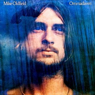 LP Mike Oldfield – Ommadawn (Deska je ohraná, posetá jemnými vlásenkami a jedna jemná povrchová oděrka. Hraje překvapivě dobře, výborný a čistý zvuk. Obal má proseknuté hrany a skvrnu na čelní straně viz foto.)