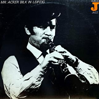 LP Mr. Acker Bilk Orchestra – Mr. Acker Bilk In Leipzig (Deska je v krásném a lesklém stavu, jen pár velmi jemných vlásenek pod ostrým světlem. Bezvadný a čistý zvuk i v pasážích mezi skladbami. Obal je pěkný, lehké stopy používání.)