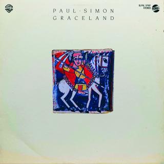LP Paul Simon – Graceland (Deska je v krásném a lesklém stavu, jen pár velmi jemných vlásenek pod ostrým světlem. Bezvadný a čistý zvuk i v pasážích mezi skladbami. Obal je v pěkném stavu, pouze velmi lehké stopy používání.)