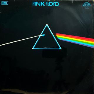 LP Pink Floyd ‎– The Dark Side Of The Moon (Deska je v pěkném a lesklém stavu, jen lehce ohraná s velmi jemnými vlásenkami. Hraje bezvadně, výborný zvuk, pouze velmi mírný praskot v tichých pasážích. Obal je zepředu pěkný a lesklý, na zadní straně jemné p