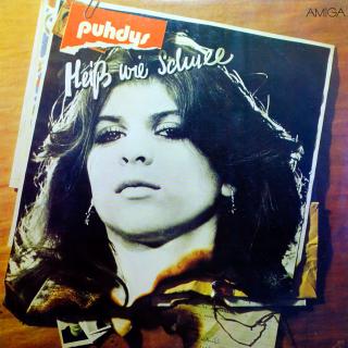 LP Puhdys ‎– Heiß Wie Schnee (Deska je v krásném a lesklém stavu, pouze několik jemných vlásenek. Bezvadný a čistý zvuk i v pasážích mezi skladbami. Obal je taky pěkný, jen velmi lehké stopy používání.)